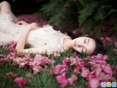 傷感說說看完哭了那種帶圖片精選:我是一個很怕主動聯(lián)系別人的人1