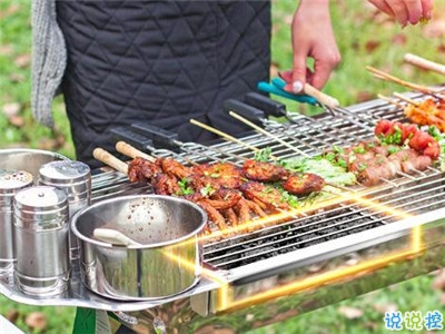 戶外燒烤的開(kāi)心說(shuō)說(shuō)帶圖片 周末一群人燒烤的心情說(shuō)說(shuō)12
