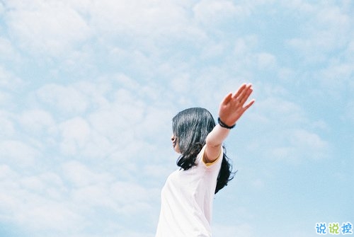 關于感情中的愛恨情仇的傷感句子帶圖片 其實你并沒有那么堅強11