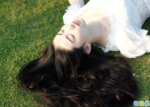 適合戀愛中的甜蜜發(fā)的說說帶圖片 我見過的全部風(fēng)景都抵不上你一句我想見你15