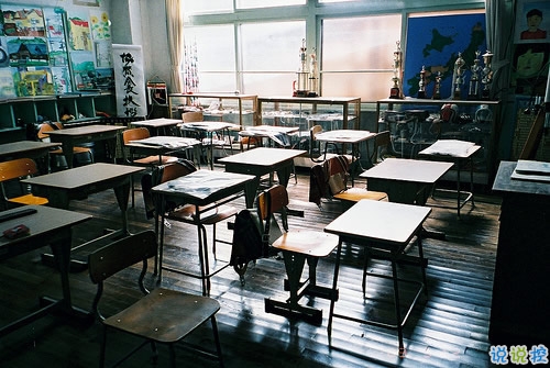 傷感句子表達心情低落難過 人生就是大鬧一場悄然離去1