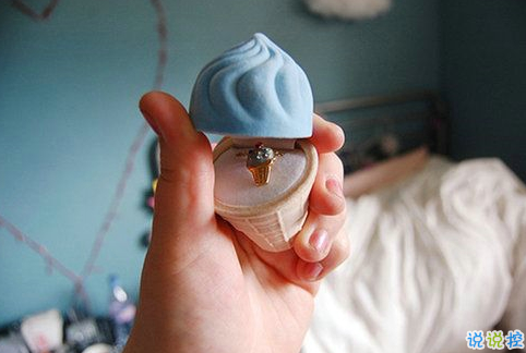 有趣的搞笑說說短語適合00后：建議你換一換，你的女友很平凡2