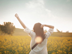 女生甜蜜可愛(ài)的說(shuō)說(shuō)獨(dú)一無(wú)二 朋友圈很火爆的愛(ài)情說(shuō)說(shuō)