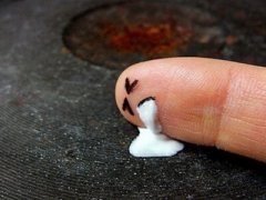 搞笑個性說說：換女人比換衛(wèi)生巾還勤的男生，早晚有你痛經(jīng)的那天