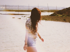 關(guān)于現(xiàn)實生活人生的哲理說說帶圖片 一個人活著應(yīng)該永遠要把目光投向遠方