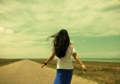 傷感說(shuō)說(shuō)圖片素材：愿得一人心是個(gè)童話，白首不分離是個(gè)笑話