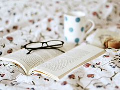 關(guān)于人生的很現(xiàn)實的哲理說說帶圖片 時間奪去了我們輕狂的眼神卻給了我們嘴角上揚的資本