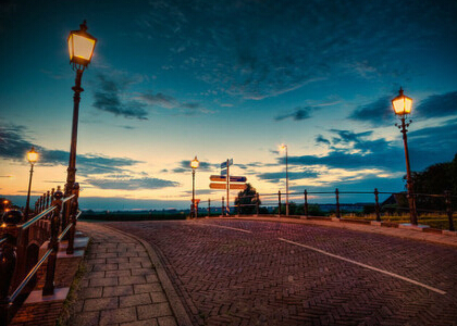 傷感愛情說說配圖片：不能放棄就繼續(xù)喜歡吧，至少心不會(huì)空蕩不安