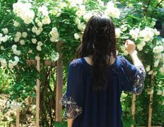 帶圖片的空間說說：不敢正視你的眼睛是怕我每個(gè)眼神都像在表白