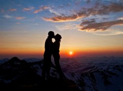 詩(shī)意說(shuō)說(shuō)帶圖片：我見(jiàn)過(guò)最藍(lán)的天，是初遇你的那天