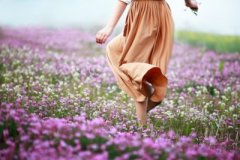 空間傷感說(shuō)說(shuō)帶圖：我們就像仙人掌，防備了別人，孤單了自己