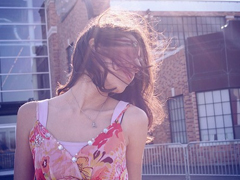 寫給異地戀的說(shuō)說(shuō)帶圖片 愿你漂洋過海有人在彼岸等你