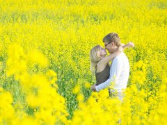 戀愛說說帶圖片：因?yàn)楸荒阆矚g著，所以不覺得別人有多喜歡我