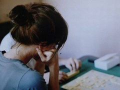 讀起來讓人心痛的情感句子帶圖片 最痛苦的不是不曾擁有而是差一點(diǎn)就可以。