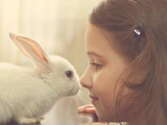 經(jīng)典說說別人必評：如果還沒有人牽你的手，自己要照顧好自己。