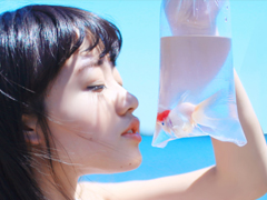 在你傷感難過時一下子戳中你內(nèi)心的圖片句子 時光怎么讓愛笑的人哭了