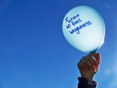 說說心情短語帶圖片：謊言說給耳朵聽，卻讓眼睛動(dòng)了情