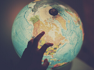 傷感說說配圖片：別指望誰陪你一輩子，沒光的時候連影子都會離開