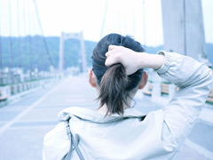 慢慢一個(gè)人收起心酸學(xué)會(huì)堅(jiān)強(qiáng)的傷感說(shuō)說(shuō) 心痛也要一個(gè)人走的傷感說(shuō)說(shuō)