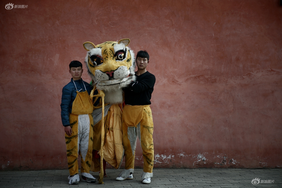 手【持玫】瑰送別王火