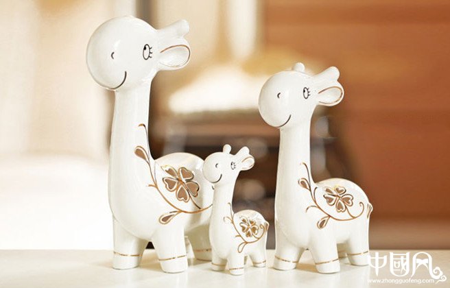 活潑可愛(ài)的長(zhǎng)頸鹿陶瓷藝術(shù)品
