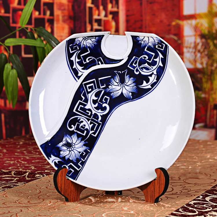 創(chuàng)意手繪青花瓷民族服裝景德鎮(zhèn)陶瓷復古掛盤擺