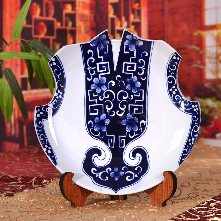 創(chuàng)意手繪青花瓷民族服裝景德鎮(zhèn)陶瓷復古掛盤擺