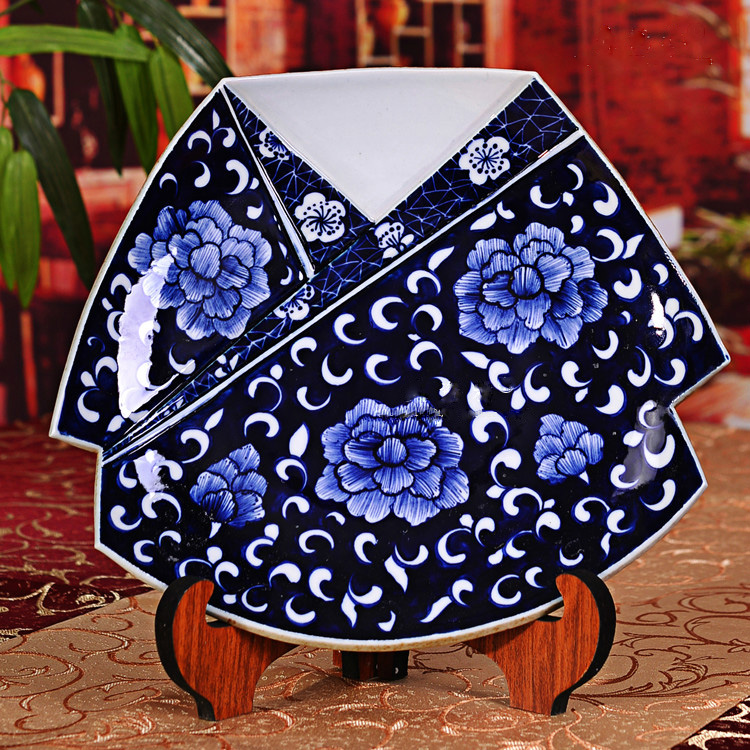 創(chuàng)意手繪青花瓷民族服裝景德鎮(zhèn)陶瓷復古掛盤擺