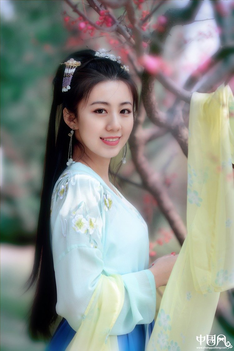 傳統(tǒng)刺繡對(duì)襟襦裙?jié)h服