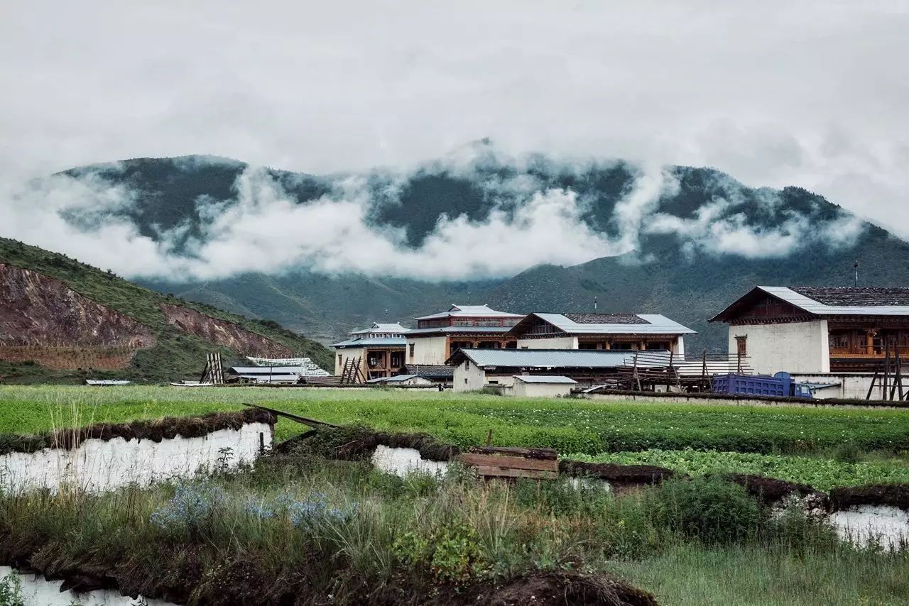 香格里拉薩洛頤度假酒店，以上帝視角看納帕海