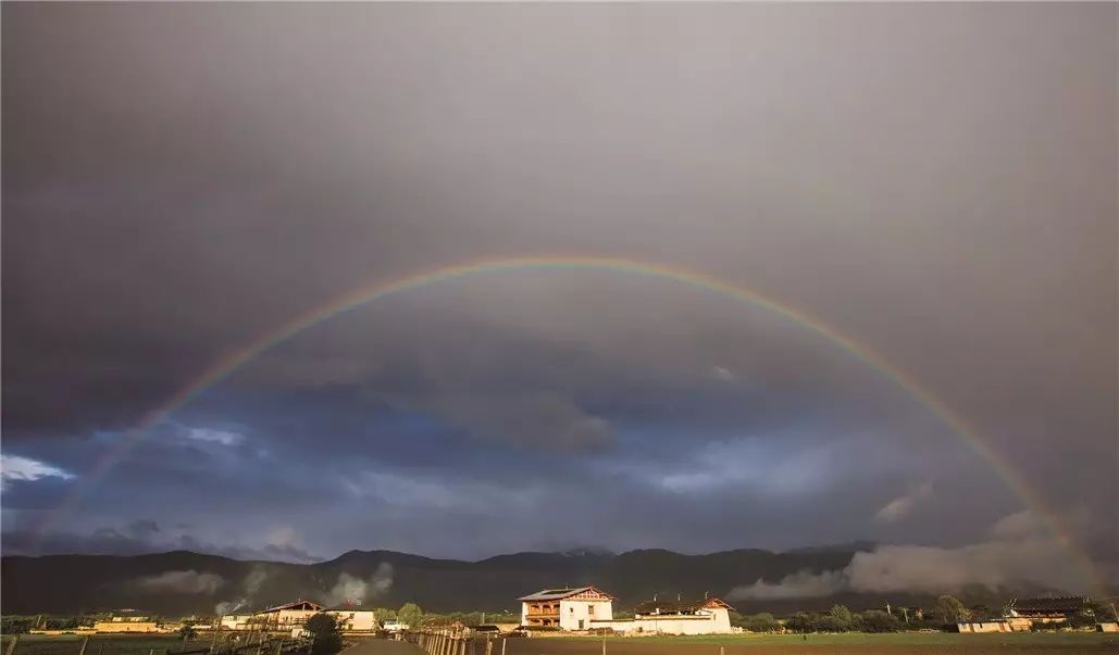 香格里拉薩洛頤度假酒店，以上帝視角看納帕海