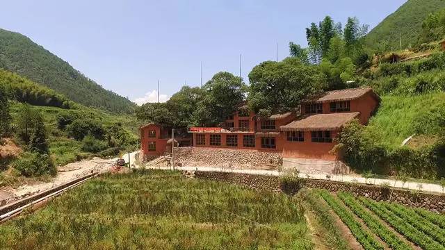 螞蟻尚墅，在山谷的花田美舍里生活