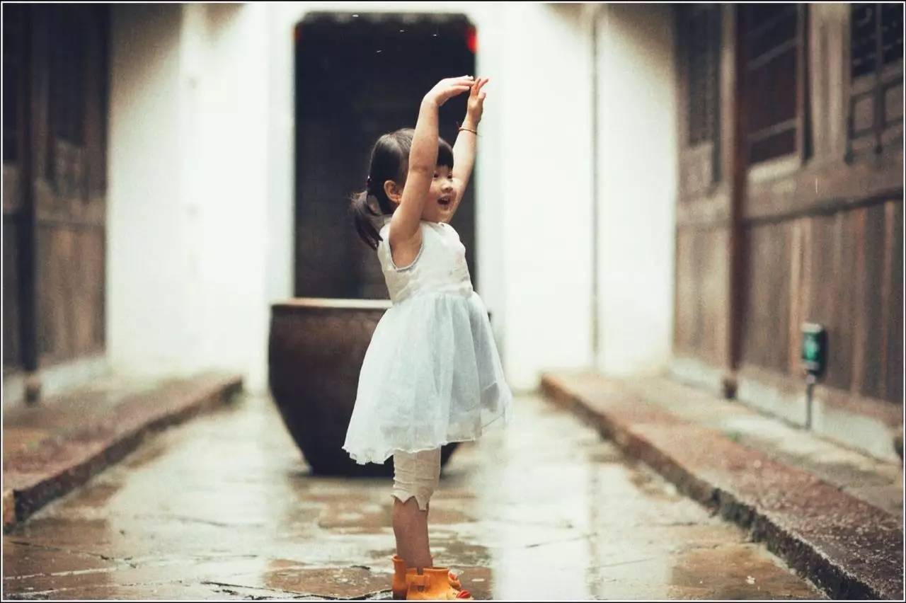 塘棲古鎮(zhèn)小茶姑娘，古鎮(zhèn)溪邊沐浴清風(fēng)滌蕩心靈