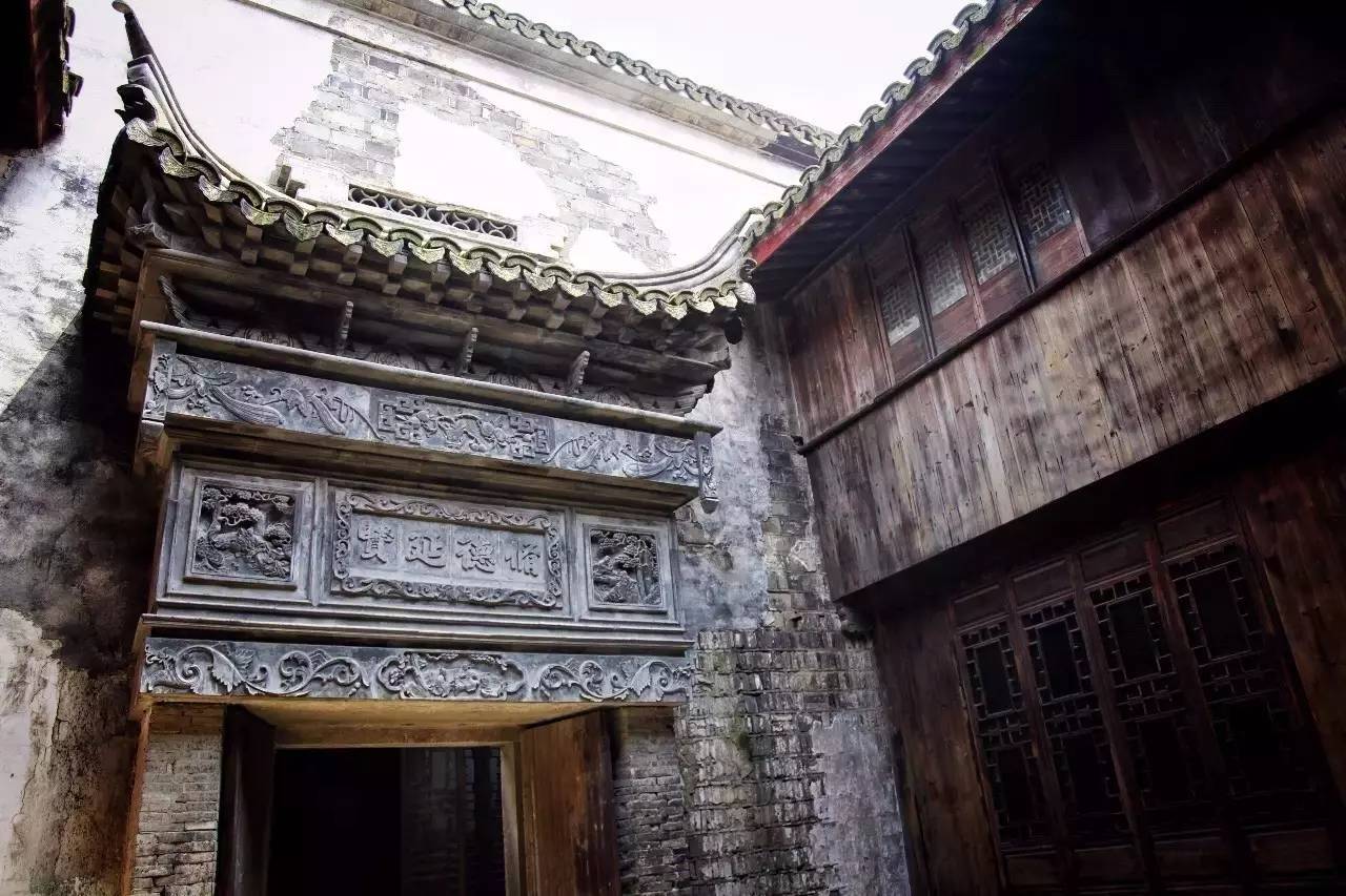 塘棲古鎮(zhèn)小茶姑娘，古鎮(zhèn)溪邊沐浴清風(fēng)滌蕩心靈