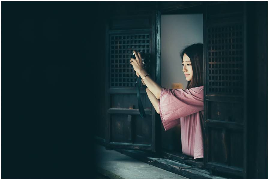 塘棲古鎮(zhèn)小茶姑娘，古鎮(zhèn)溪邊沐浴清風(fēng)滌蕩心靈