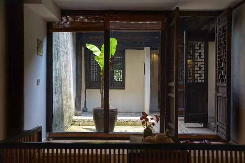 塘棲古鎮(zhèn)小茶姑娘，古鎮(zhèn)溪邊沐浴清風(fēng)滌蕩心靈