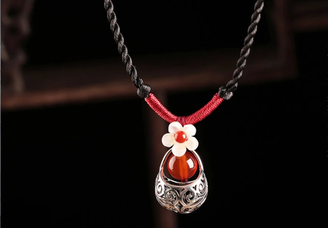 古銀紅瑪瑙貝殼雕花吊墜鎖骨鏈復(fù)古風(fēng)項鏈