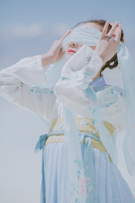 清新靚麗的淡藍(lán)色長裙古裝女子攝影