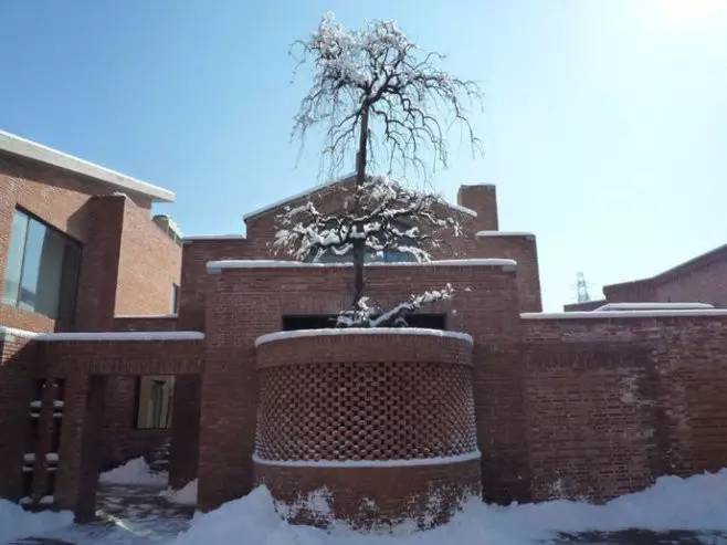 紅磚的建筑藝術(shù)，每一張紅磚墻都可以拿去做紅