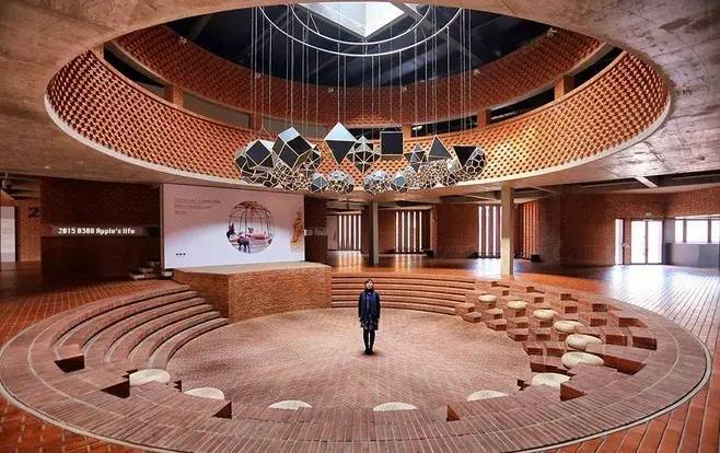 紅磚的建筑藝術(shù)，每一張紅磚墻都可以拿去做紅