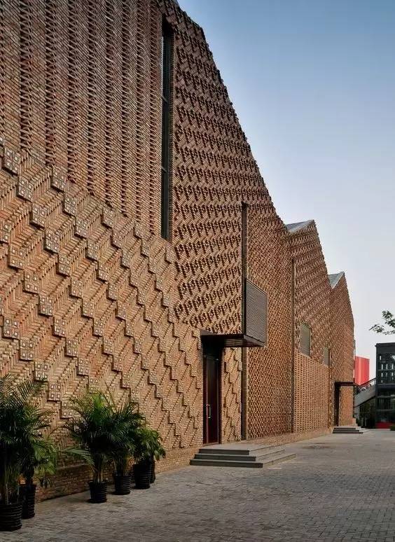 紅磚的建筑藝術(shù)，每一張紅磚墻都可以拿去做紅