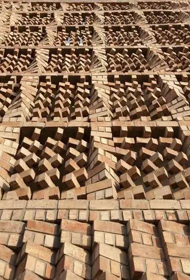 紅磚的建筑藝術(shù)，每一張紅磚墻都可以拿去做紅