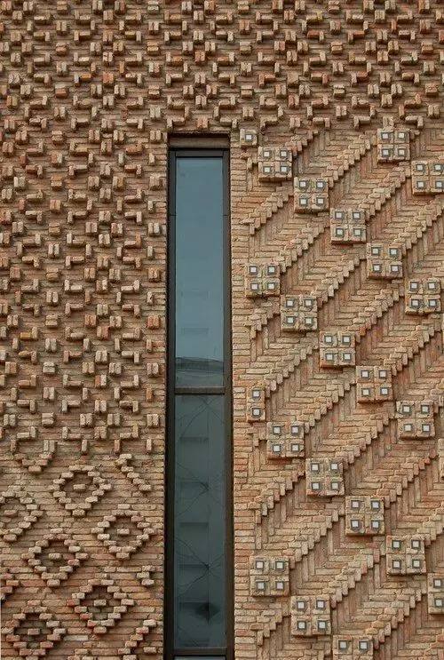 紅磚的建筑藝術(shù)，每一張紅磚墻都可以拿去做紅