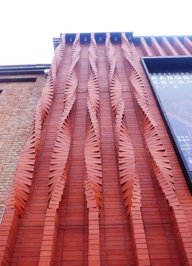 紅磚的建筑藝術(shù)，每一張紅磚墻都可以拿去做紅