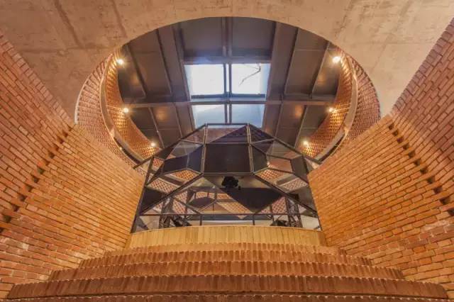 紅磚的建筑藝術(shù)，每一張紅磚墻都可以拿去做紅