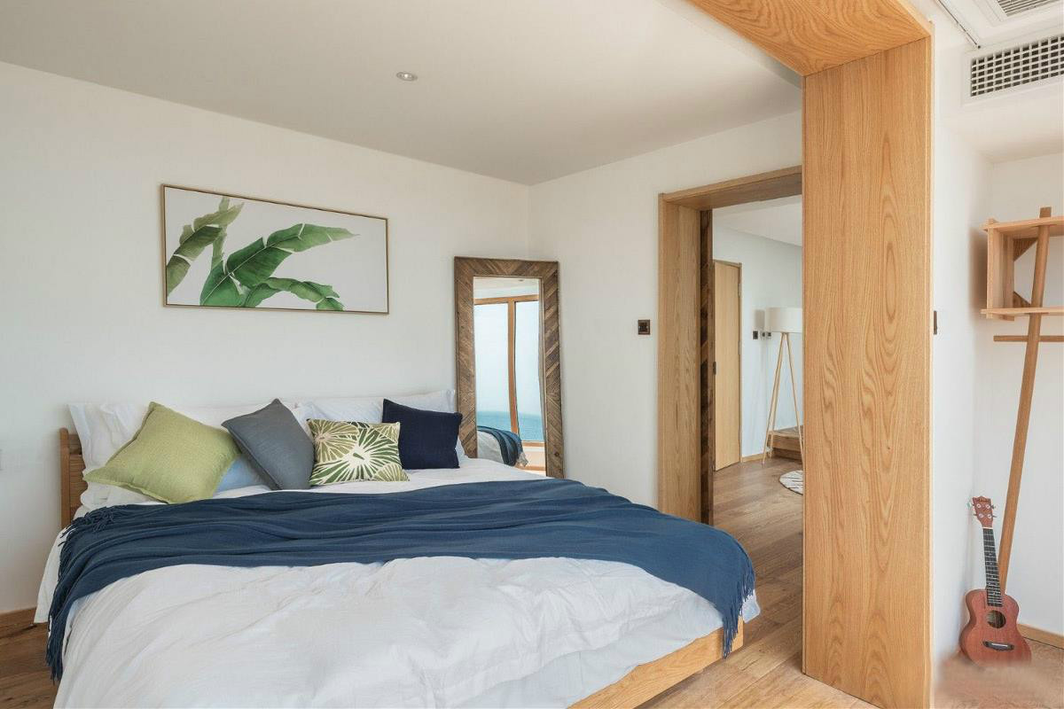 原木風(fēng)情的青島民宿，聽大海的聲音