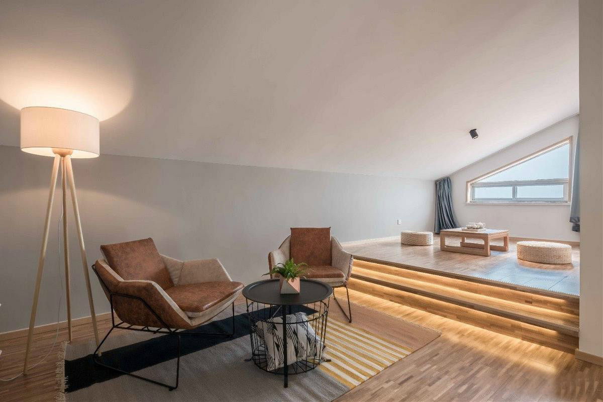 原木風(fēng)情的青島民宿，聽大海的聲音