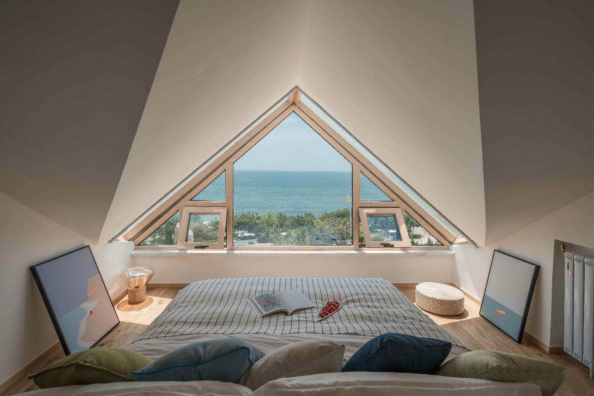 原木風情的青島民宿，聽大海的聲音