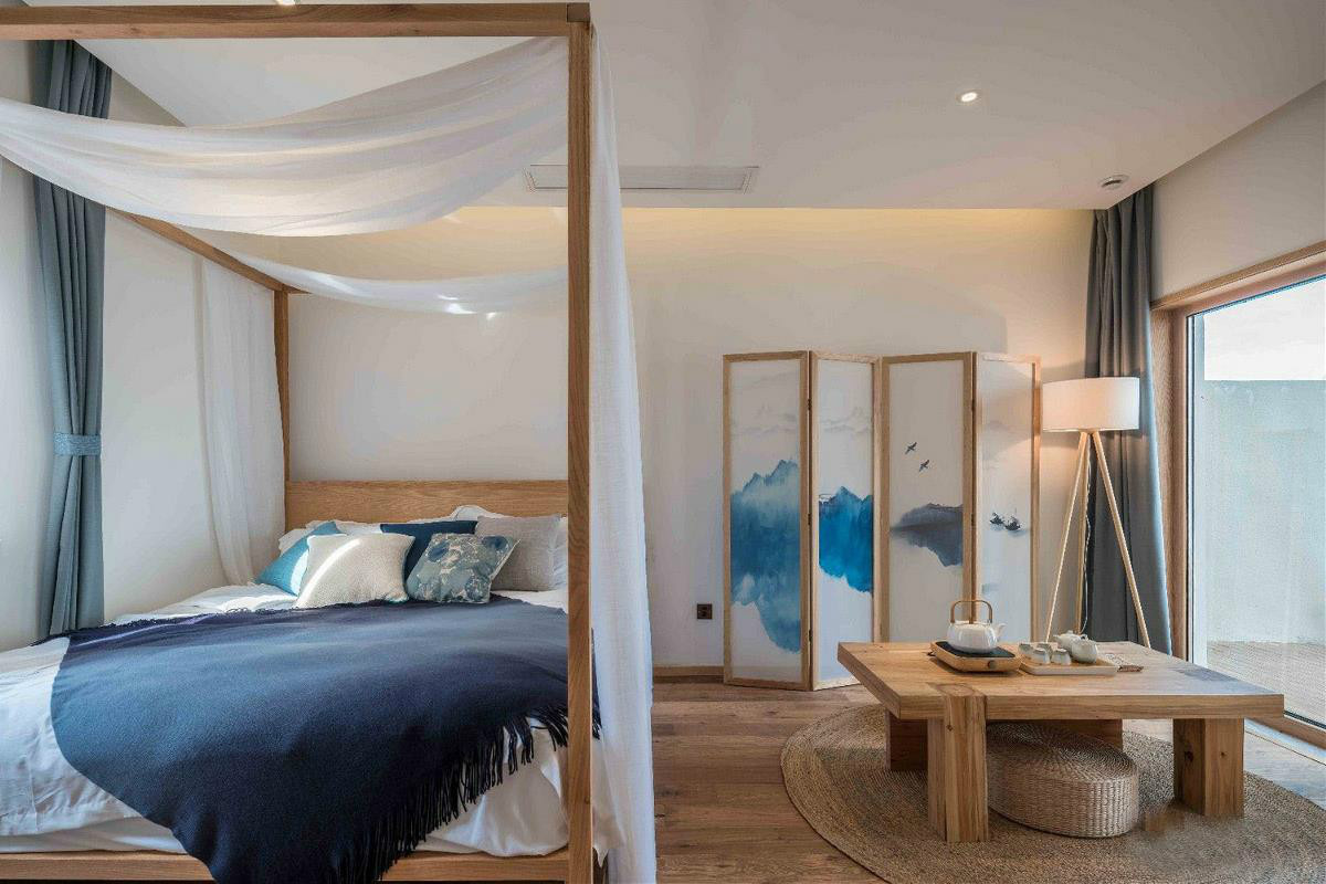 原木風情的青島民宿，聽大海的聲音