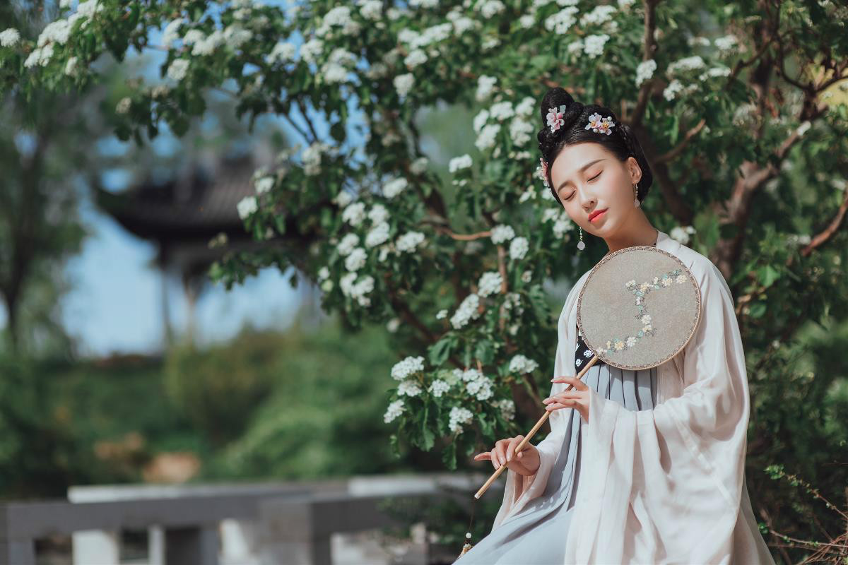 睡美人翩翩起舞古裝女子攝影